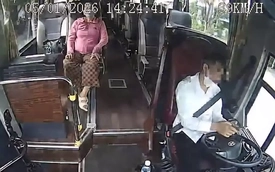 Buông tay lái, bấm điện thoại, tài xế xe khách gây tai nạn