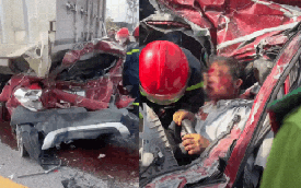 Kinh hoàng hiện trường vụ tai nạn liên hoàn ở Hà Tĩnh: Xe con bị vò nát, tài xế được đưa ra ngoài trong tình trạng khó tin