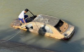 Phát hiện 1 chiếc ô tô dưới kênh cùng bộ hài cốt bên trong, nghi của người đàn ông mất tích từ năm 2023