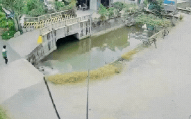 54 giây gây bão mạng: Thấy hai người lao xe máy xuống sông, bé trai có phản ứng chớp nhoáng khiến ai cũng vỗ tay