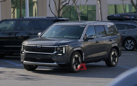 Hyundai Santa Fe facelift để lộ nội thất với nhiều nâng cấp: Dùng màn hình cảm ứng cỡ lớn, vô lăng mới, dễ bỏ màn hình sau tay lái như Tesla