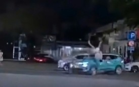 Hai thanh niên lao xe máy như tên bắn tông thẳng vào taxi