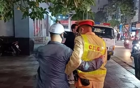 Hà Nội: Tài xế "liêu xiêu" rời quán nhậu được CSGT dìu vào chốt lập biên bản