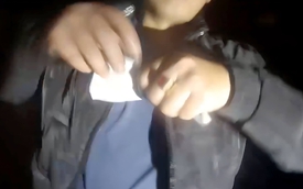 Người đàn ông giật và xé phiếu đo nồng độ cồn của CSGT giữa phố