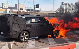 Hyundai Santa Fe facelift bốc cháy khi đang chạy thử tại Hàn Quốc: Dân tình đồn đoán do tuỳ chọn động cơ mới, vốn khó về Việt Nam