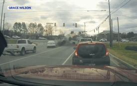 Clip: Cụ ba 83 tuổi đạp nhầm chân ga, lao xe vào loạt ô tô đang dừng đèn đỏ