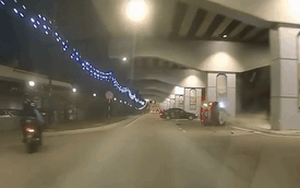 Phóng nhanh vượt ẩu, chiếc xe Honda Civic bất ngờ mất lái và cú tông kinh hoàng vào trụ cầu vượt