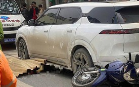 Hà Nội: Ô tô đi lùi trên phố Khâm Thiên khiến 2 người thương vong, gần 20 người hợp sức nâng xe giải cứu người bị kẹt