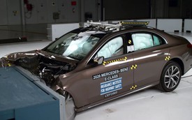 Bài test này cho thấy không phải ‘Mẹc’ đời mới nhất là an toàn hàng top: E-Class 2026 ‘trượt’ điểm tối đa vì không bảo vệ tốt người ngồi