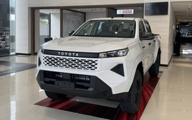 Ảnh thực tế Toyota Hilux 2026 bản rẻ nhất vừa ra mắt Việt Nam: Mâm sắt, vô-lăng nhựa, số sàn nhưng trang bị giải trí, động cơ vẫn ‘ngon’