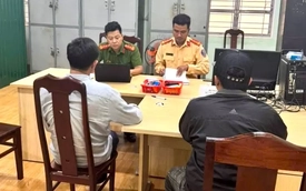 Công an làm việc với 2 tài xế xe khách chặn đầu xe khác bắt xuống 'nói chuyện'