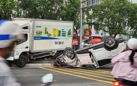 Xe ô tô lật chắn ngang đường, kẹt xe dài hơn 2km