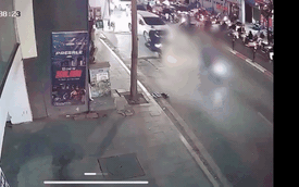 Người đàn ông đi xe máy bị ô tô kéo lê, tử vong trên phố Hà Nội: Camera hé lộ diễn biến đau lòng