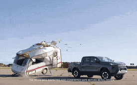 Toyota Hilux điện hứng trọn xe caravan 760kg rơi từ độ cao 9m, xong vẫn chạy đi như chưa có chuyện gì