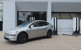 Xe điện Tesla được phép giật đứt dây sạc để thoát hiểm