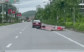 Ô tô kéo lê khung sắt, tấm tôn trên đường: Thông tin bất ngờ về danh tính chủ xe