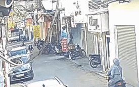 Nữ tài xế mở cửa ô tô bất cẩn khiến cụ bà ngã xuống đường bị xe máy tông trúng