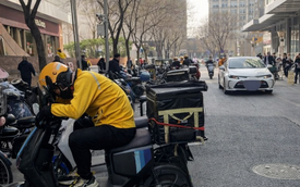 Thất nghiệp, thạc sĩ Triết học U40 đi làm shipper giao đồ ăn