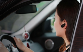 Nghe điện thoại khi lái ô tô bằng tai nghe có bị xử phạt?