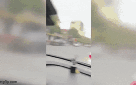 Mặc áo bảo vệ chặn ô tô, cầm hung khí đe dọa "quay đi": Tài xế cố thủ trong xe