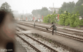 Phản ứng bất ngờ của người đàn ông khi lái tàu phanh khẩn cấp, cứu mạng mình trong tích tắc