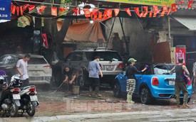 Dịch vụ rửa xe 'hốt bạc' dịp Tết