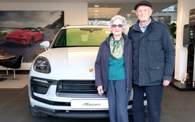 Đam mê không phân biệt tuổi tác: Cặp đôi ngoài 90 tuổi sắm Porsche Macan làm quà kỷ niệm 70 năm ngày cưới