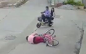 Giúp đỡ cụ bà ngã xe đạp, 2 học sinh bị đòi bồi thường 844 triệu đồng