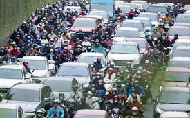 Sáng khai xuân, dân công sở Hà Nội đối mặt "kiếp nạn" đầu tiên của năm mới