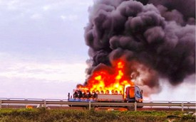 Ô tô tải chở xe máy ra Hà Nội bốc cháy trên cao tốc