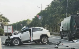 Hà Nội: Ô tô con va chạm xe chở rác, 1 người bị thương