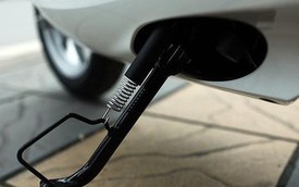 Người dân lưu ý: Không gạt chân chống xe máy có thể bị phạt đến 14 triệu đồng theo Nghị định 168