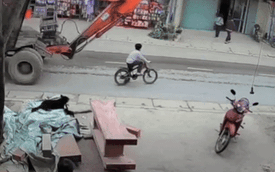 Bé trai đi xe đạp bị máy xúc tông, cuốn vào gầm: Tình trạng sức khoẻ hiện tại