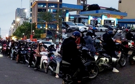 Cảnh tượng dòng xe xếp hàng dài chờ đổ xăng, Hà Nội công bố 21 cây hết hoặc tạm dừng bán