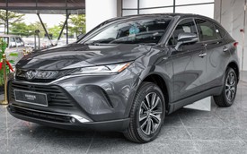 Ảnh thực tế Toyota Venza giá quy đổi gần 2 tỷ đồng vừa ra mắt ĐNÁ: Tiện nghi xịn, có ADAS nhưng màn hình dễ gây tranh cãi