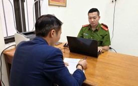 Giám đốc doanh nghiệp ngang nhiên dừng xe giữa đường, dùng gậy “tác động” vào chân người đi xe máy