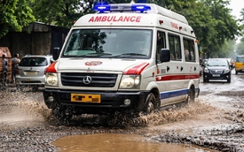 Người phụ nữ "chết não" bất ngờ sống lại khi xe cứu thương đi vào ổ gà