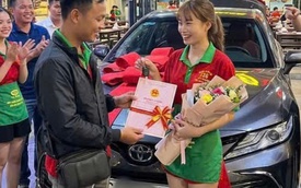 Nam nhân viên trúng độc đắc 18 tỉ đồng tiếp tục gây bất ngờ khi tặng ô tô cho em gái chủ quán