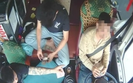 Tài xế và phụ xe đánh bạc khi đang di chuyển trên cao tốc