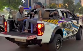 Nhóm thanh niên kê bàn ghế, ngồi ăn trên thùng xe bán tải đang chạy ở TP.HCM