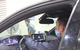 ‘Đạp hết ga’ khi đăng kiểm ô tô gây tranh cãi: Thực chất đó là quy trình gì?