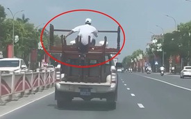 Ô tô biển xanh chở người ngồi "vắt vẻo" sau thùng xe giữ bàn ghế bị người dân phản ánh: Hé lộ cái kết