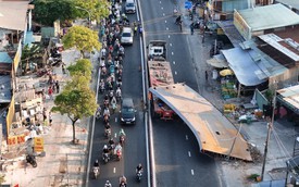 Xe chở thép va quệt làm sập cabin xe rác, một tài xế tử vong khiến cầu Kênh Tẻ kẹt cứng