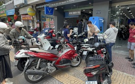 Đua nhau đi xem và mua xe máy điện trong ngày cuối tuần ở TPHCM