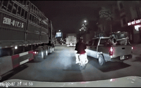 Cả gia đình đi xe máy bị ô tô bán tải chèn ngã ở Hà Nội: Vợ cầm lái, chồng chỉ nói một câu về tài xế