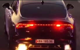 CLIP: Xe con phun lửa khi đang chạy, cộng đồng mạng xôn xao