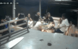 Người đàn ông đâm xe kinh hoàng vào bàn nhậu của vợ cũ