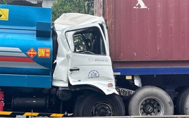 Xe container đang dừng đèn đỏ thì bị tông, gây ùn tắc hơn 1 km