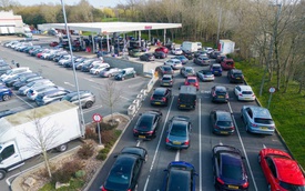 Giá xăng nhiều nơi trên thế giới tăng vọt, người dân xếp hàng dài chờ đổ