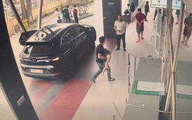 Tài xế vượt đèn đỏ đưa bé trai hóc dị vật đi cấp cứu, bà nội kể "cháu ăn kẹo, không may gặp nạn"